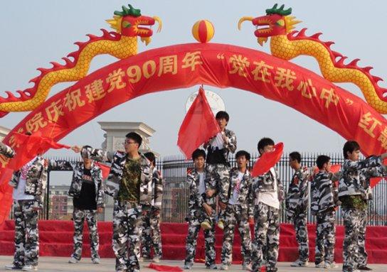 我的痔疮是内痔，会从肛门脱出到外面，会出血但不疼，该怎么治？